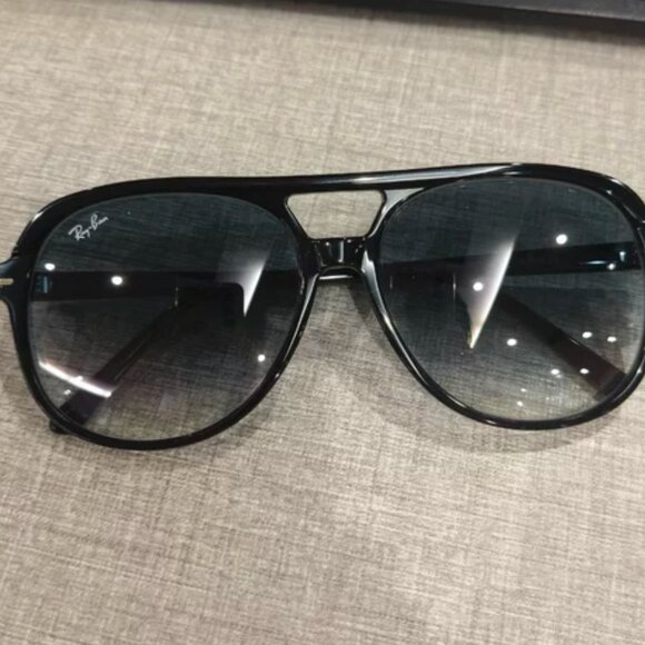 Ray-Ban Sunglasses Aviator Style - Picture 4 of 7